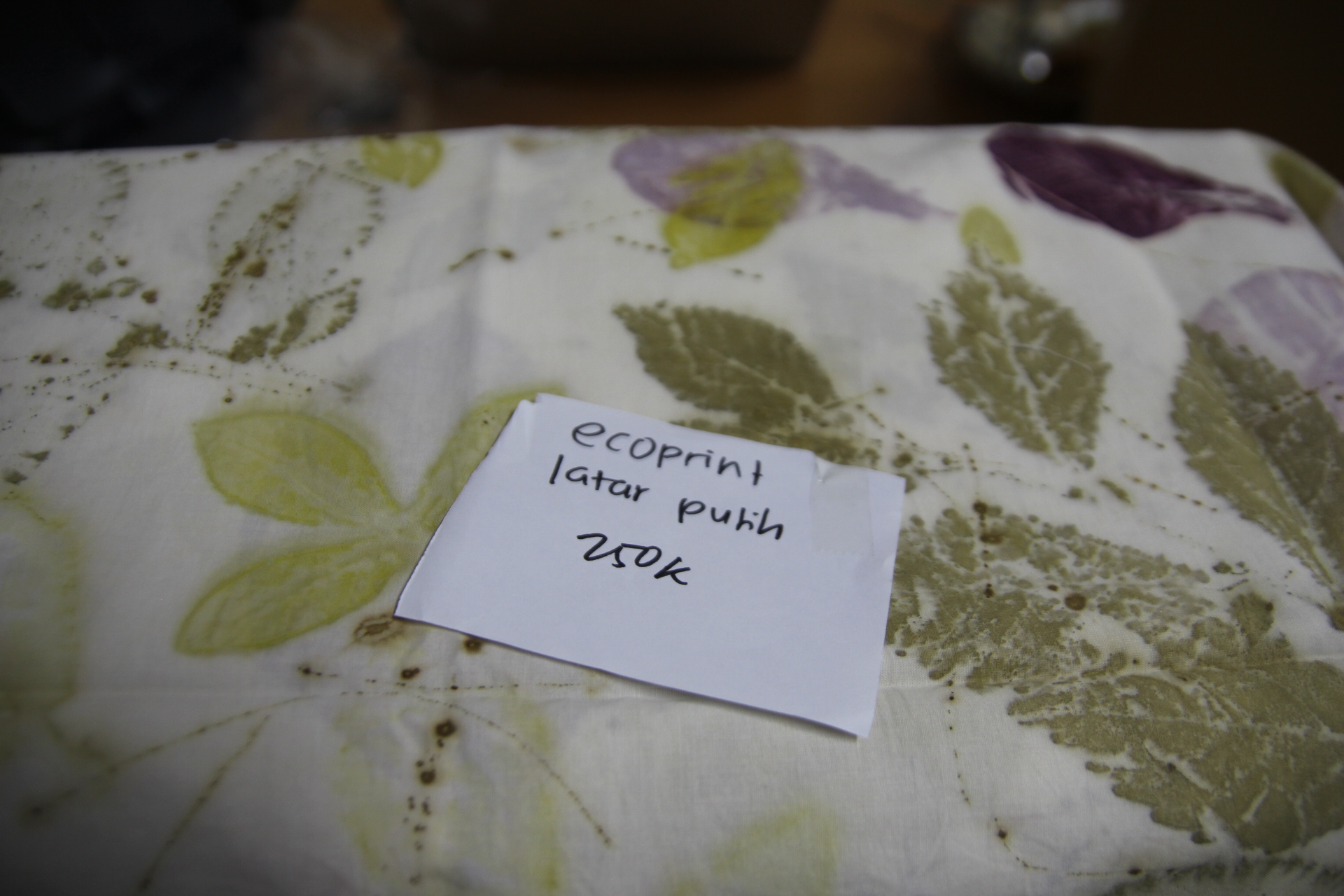 Kain Ecoprint latar putih 7