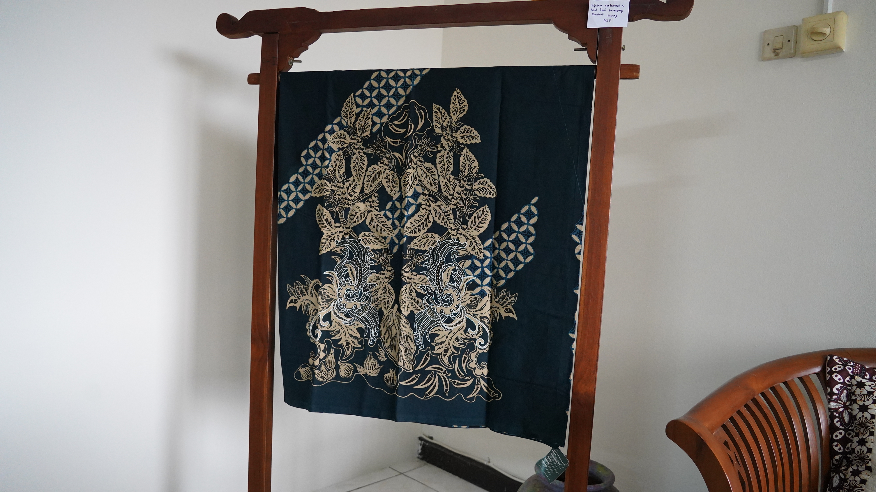 sepasang cendrawasih dan hasil bumi temangung komb