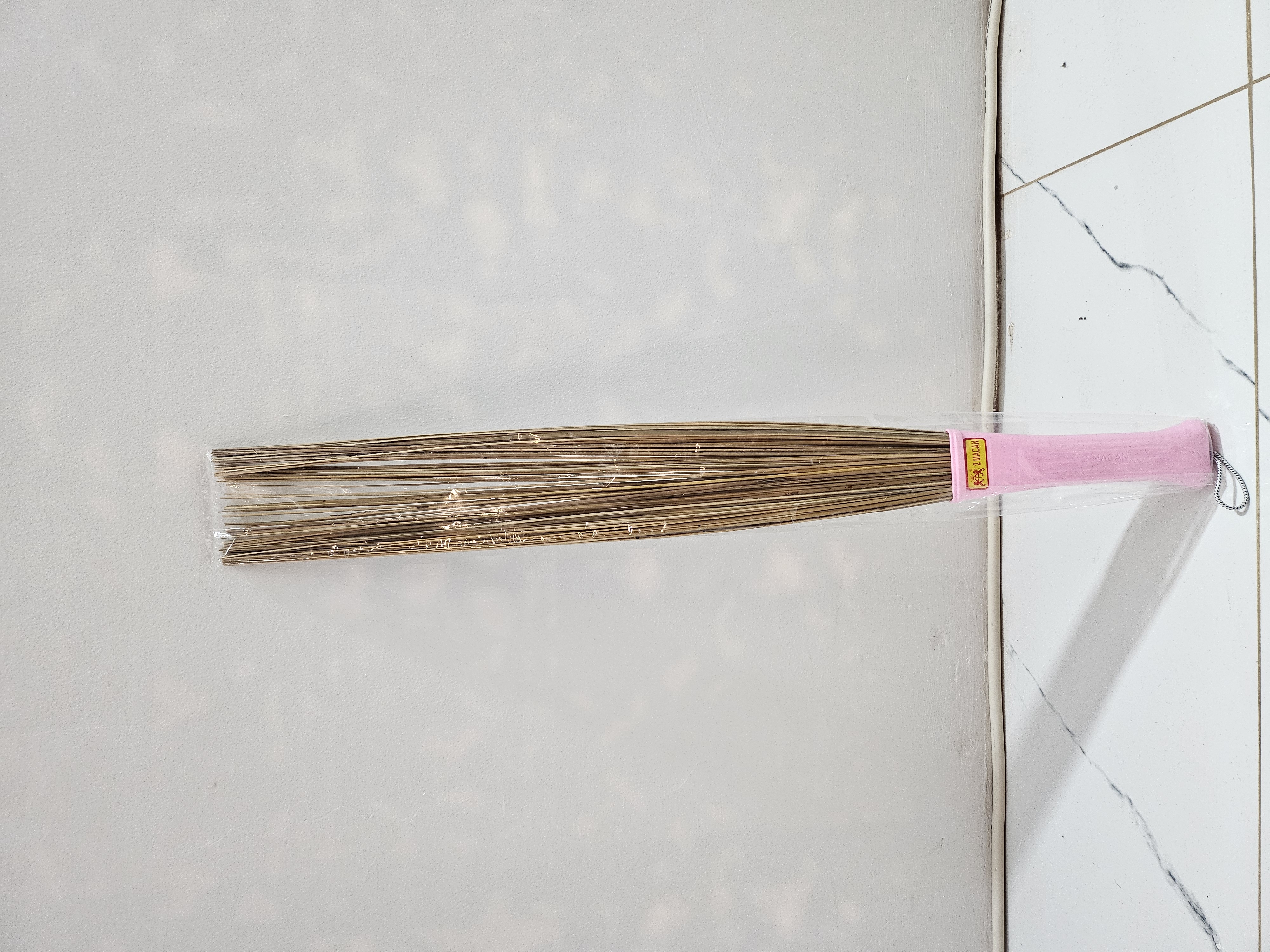 Sapu Tebah Merk 2 Macan ; Lidi